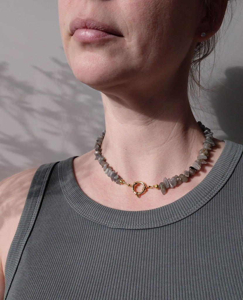 labradoriet om nek.webp